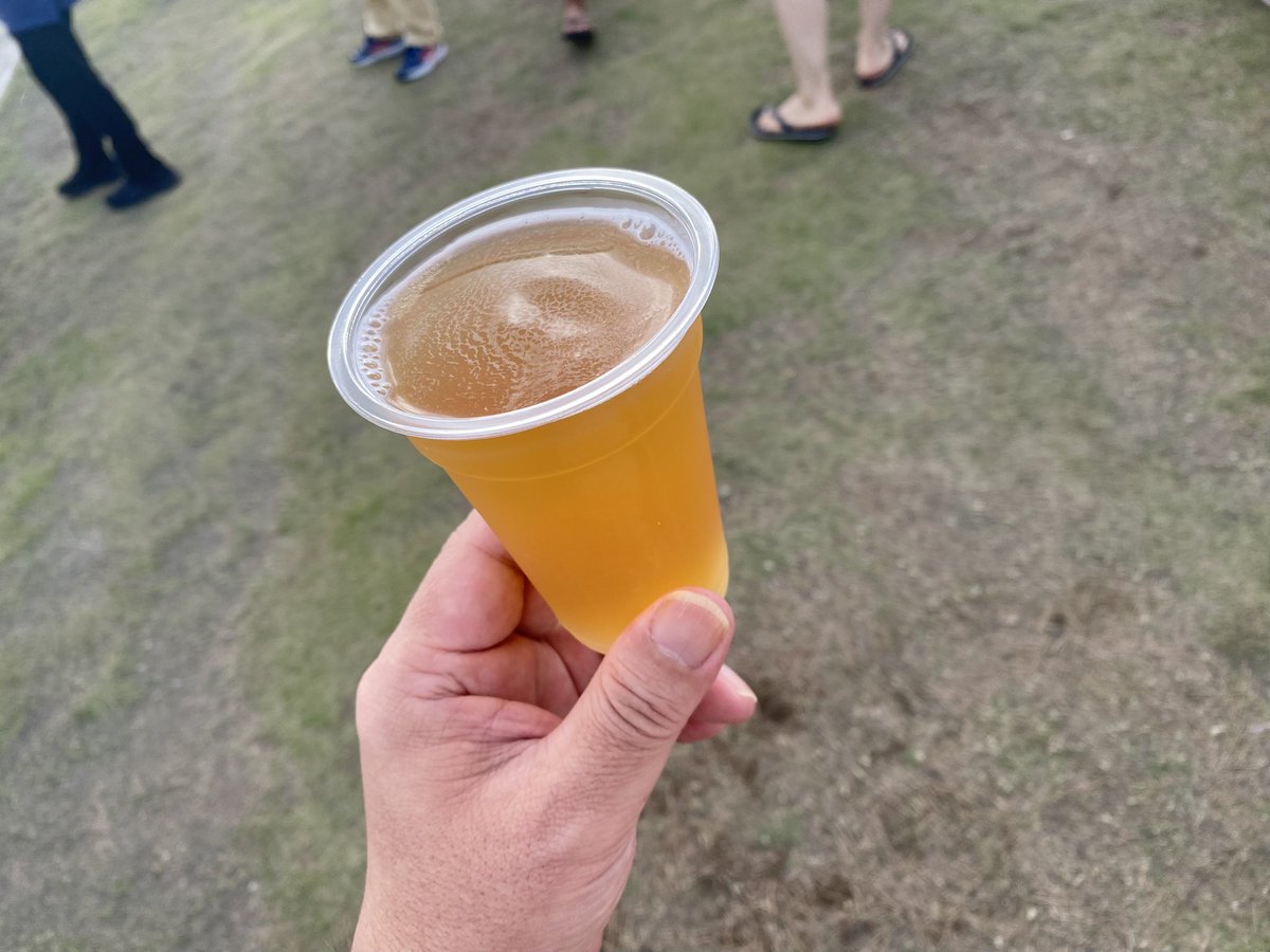 EG_6's tweet image. うみちかマルシェでクラフトビール。地元の好きなブルワリーと、飲んだことのない新しいブルワリーを中心に。肉巻きおにぎりとかヒグマの串焼きとかお料理も楽しい。暑過ぎず涼し過ぎず、常に音楽が流れていて心地よい空間でした。t.r.a.n.eさんの演奏よかったなー。 #うみちかマルシェ #trane