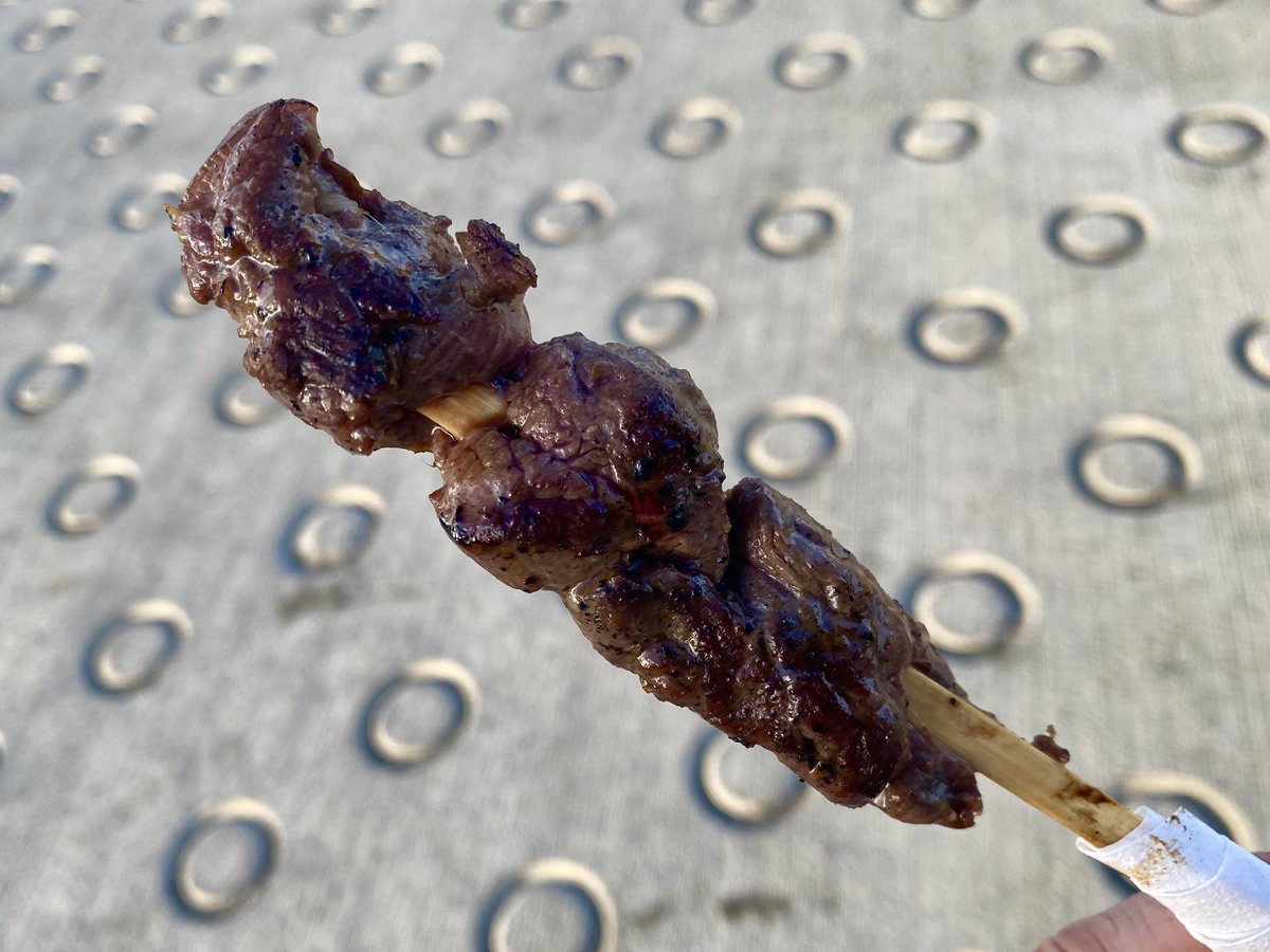 EG_6's tweet image. うみちかマルシェでクラフトビール。地元の好きなブルワリーと、飲んだことのない新しいブルワリーを中心に。肉巻きおにぎりとかヒグマの串焼きとかお料理も楽しい。暑過ぎず涼し過ぎず、常に音楽が流れていて心地よい空間でした。t.r.a.n.eさんの演奏よかったなー。 #うみちかマルシェ #trane