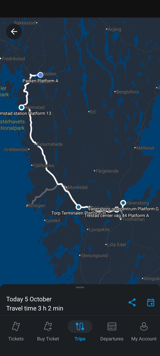Halden stadion er som kjent ikke drenert og kampen flytta til mandag 16.30(umulig tidspunkt!) Når man plutselig må finne på no annet og Uppsala eller Trondheim er umulig uten bil så blir det 8 lokalbusser for en liten banehoppertur T/R Vänersborg. Overlegent med 69 sek en vei da.