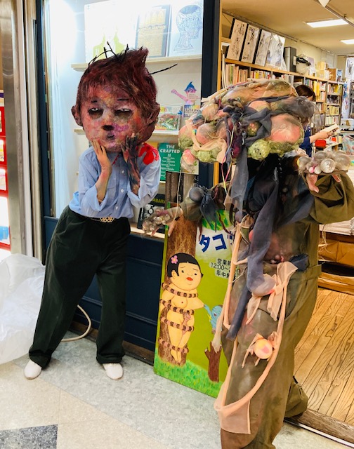 人形作家・清水恵里さんのモーモちゃん在店アワー終了しました。ご来場ありがとうございました！
イベントおわりに、マタンゴの格好をした声ちゃんが通りかかったので、一緒に写真を撮らせていただきました。