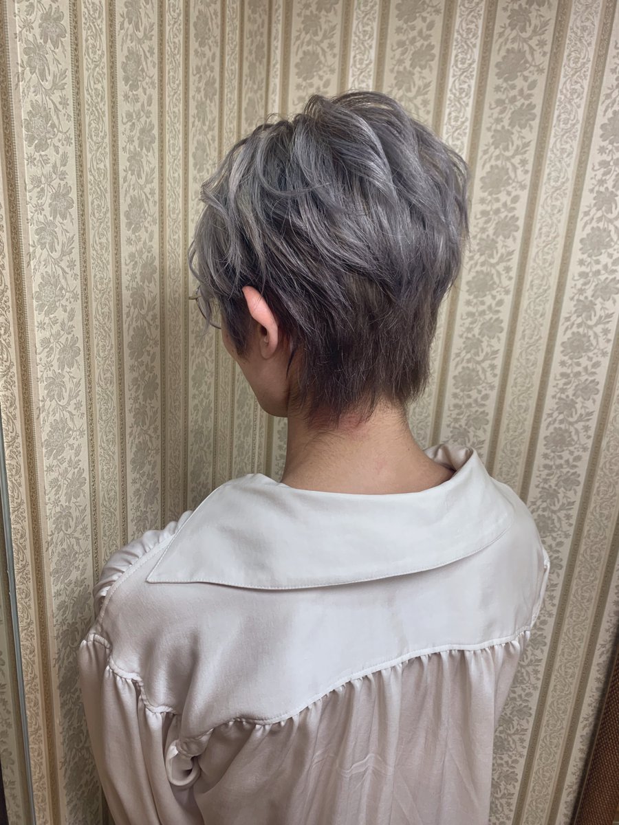 🎃ヘアスタイル紹介🎃

ナチュラルショートカット
アッシュグレーカラー

ブリーチ＆お色入れカラーと、カット、ストレートアイロンでちょこっとアレンジさせていただきましたありがとうございます☺️(ラン)