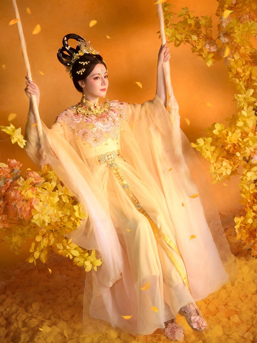 #Dilraba photoshoot for Henan TV 'Adventures on Mid-Autumn Festival 2025' tonight. The program will be broadcasted tonight (5th October) at 19:30 p.m. CST on Henan TV 

🥮🏮🍂🍁💛🧡✨️