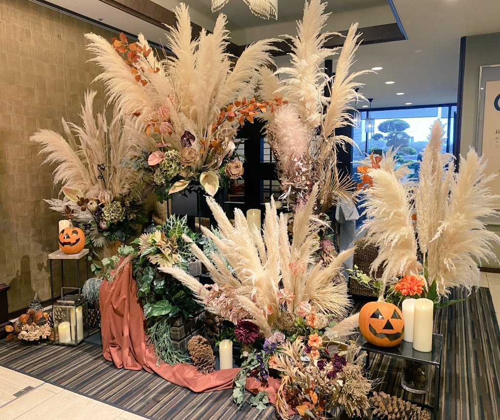 18rou's tweet photo. 秋のおとずれ🍂　ロビーの装いを入れ替えました。🎃記念撮影はこちらで📸
#十八楼　#温泉旅行　#岐阜観光 https://t.co/A13L7DnjBn
