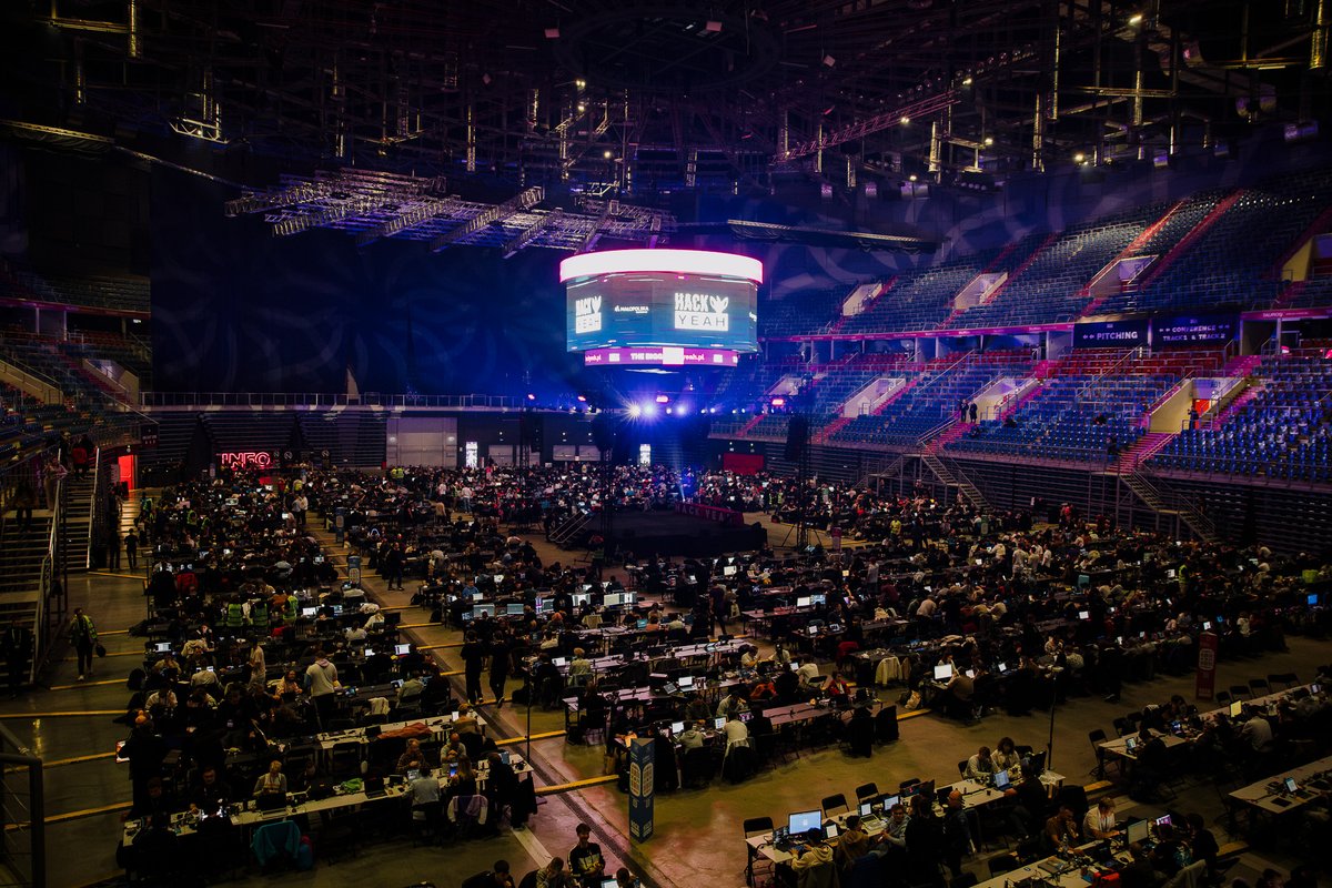 StanislawMazur9's tweet image. @HackYeah to największy stacjonarny hackathon w Europie, który co roku przyciąga tysiące programistów, projektantów, analityków i entuzjastów nowych technologii. Uczestnicy pracują nad wyzwaniami w różnych kategoriach – od rozwiązań społecznych po zaawansowane zagadnienia IT.…