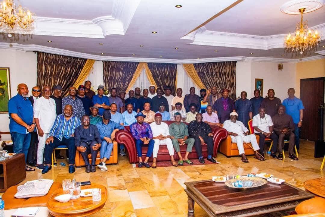 AskPHPeople's tweet image. Gov. Sim Fubara, FCT Minister, Nyesom Ezenwo Wike, Speaker of RSHA, Rt. Hon. Martin Amaewhule, Some Senators, House or Reps members, Elders and leaders of Rivers State in a group photograph after a meeting last night at house Chief Ferdinand Alabraba.

United Rivers State?