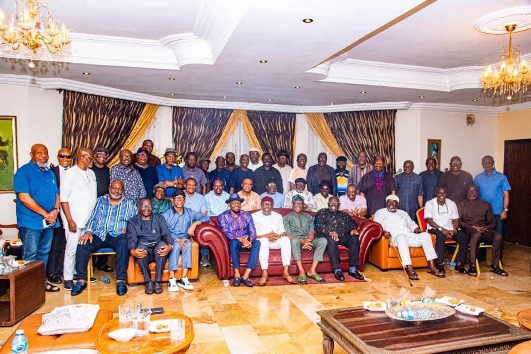 AskPHPeople's tweet image. Gov. Sim Fubara, FCT Minister, Nyesom Ezenwo Wike, Speaker of RSHA, Rt. Hon. Martin Amaewhule, Some Senators, House or Reps members, Elders and leaders of Rivers State in a group photograph after a meeting last night at house Chief Ferdinand Alabraba.

United Rivers State?