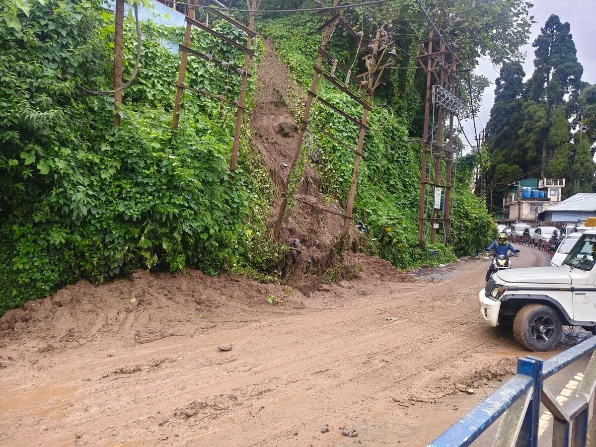 Rebel_Warriors's tweet image. Massive landslide and rainfall since the last 24 hours have taken 16 lives so far.

Darjeeling is separated from the rest of the country,roads are blocked,bridges collapsed,no electricity, no water.

| BB SHOW MORE OF BASEER |
#Darjeeling #Landslide 
#BiharTeachersMatter