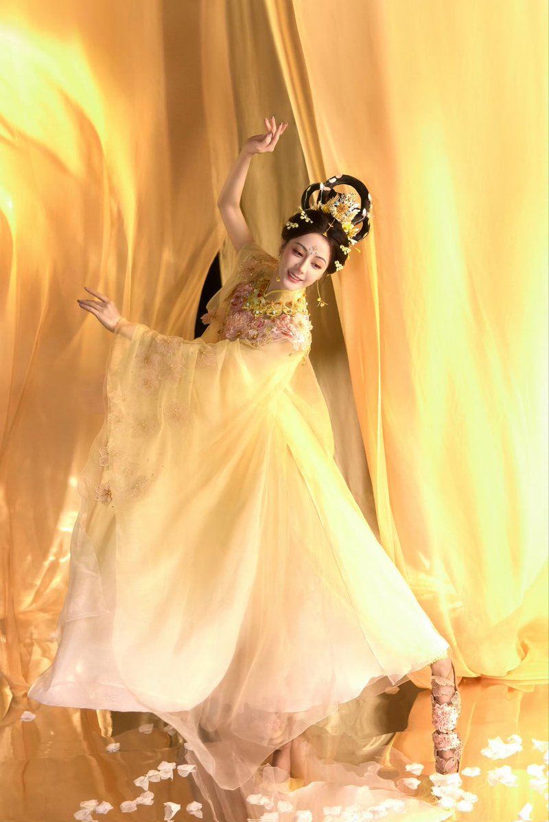 เทพธิดาฉางเอ๋อมารับมัมหมีต่อจากคุณหนูดิออร์พอดีเลยค่ะ 
#ตี๋ลี่เร่อปา #Dilraba #迪丽热巴