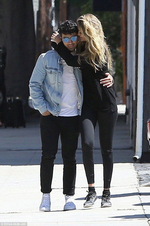 Veazlas's tweet image. What is more alpha?

Short man- tall women couple

Tall man - short women couple