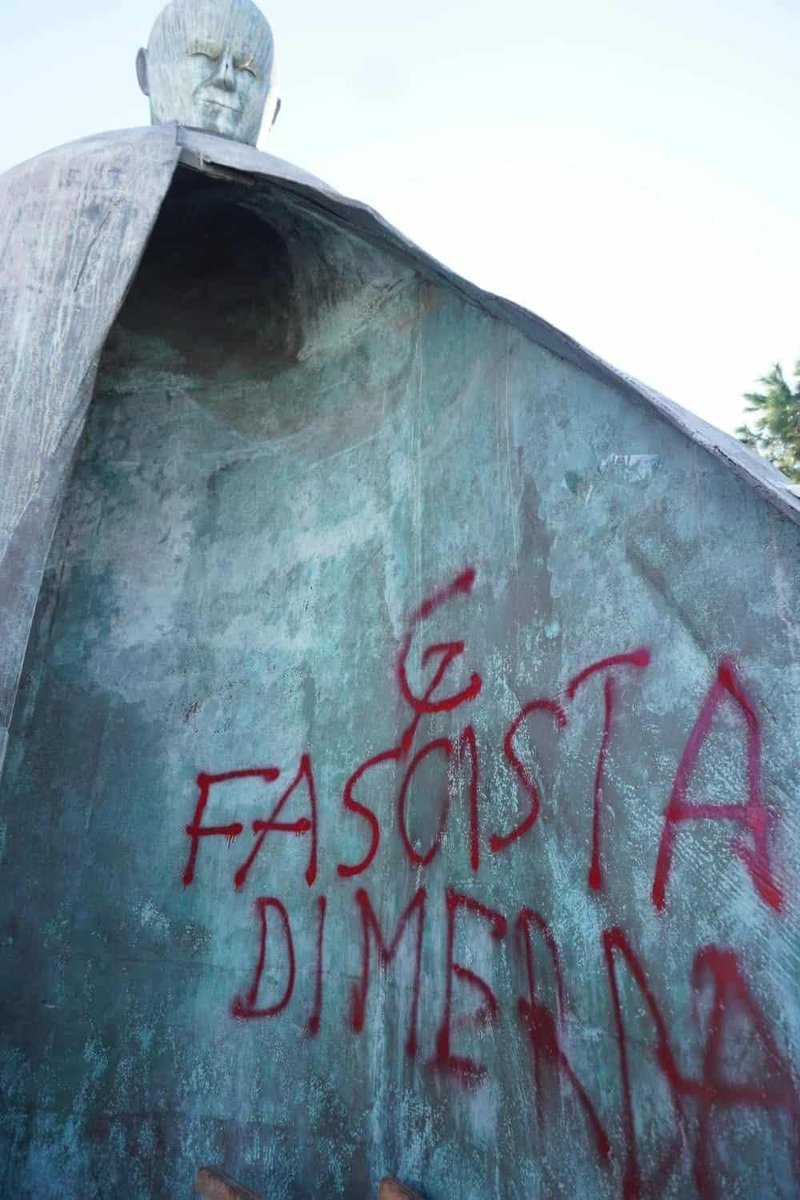 LeonhardHahn's tweet photo. Fascismo rosso
È la scultura in bronzo di #GiovanniPaoloII realizzata da Oliviero #Rainaldi e inaugurata nel 2011 in Piazza dei Cinquecento a #Roma (staz. #Termini).
Cosa c’entri con la pace nel mondo e l’indignazione per la strage di #Israele a #Gaza non è chiaro. O forse sì?