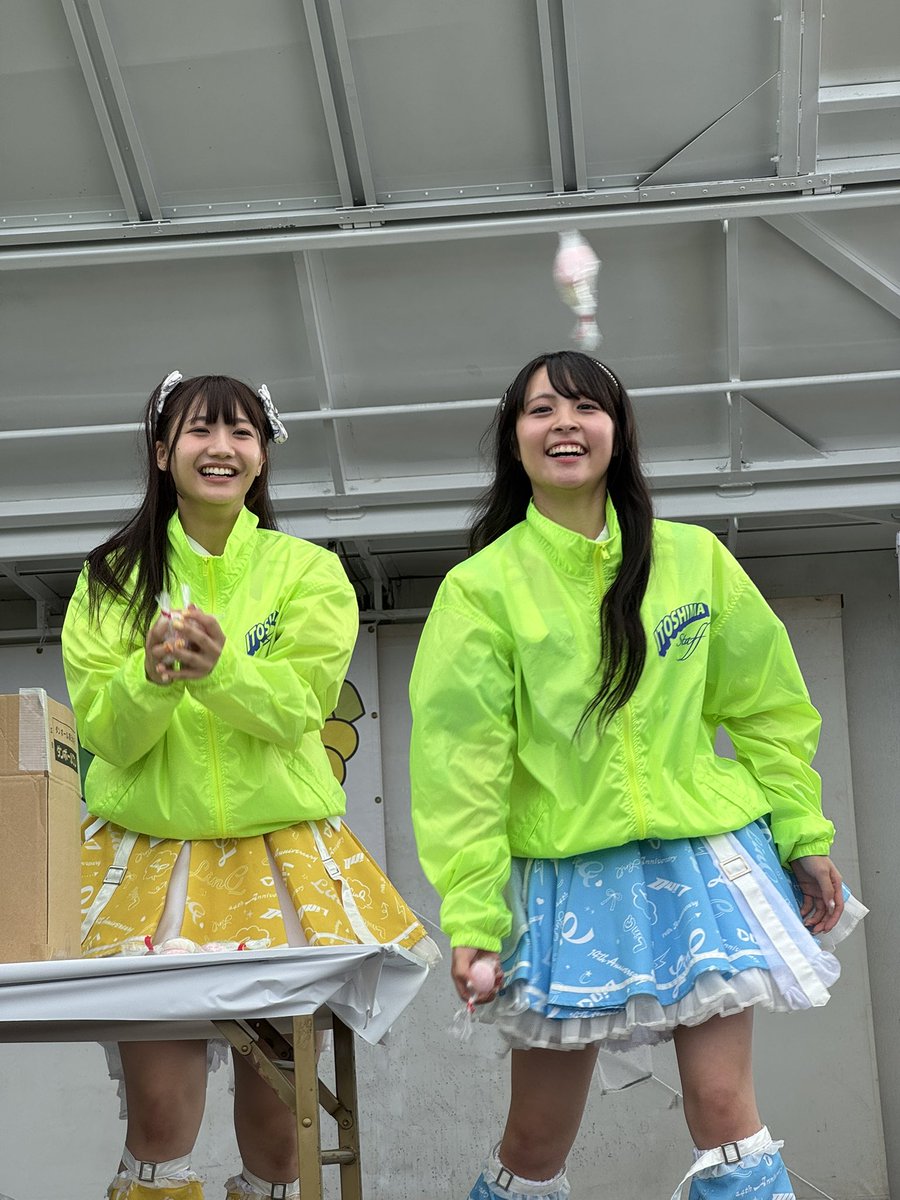 餅まきしてる仲良し10期さん💛🩵
#LinQ #黒田れい #有村南海