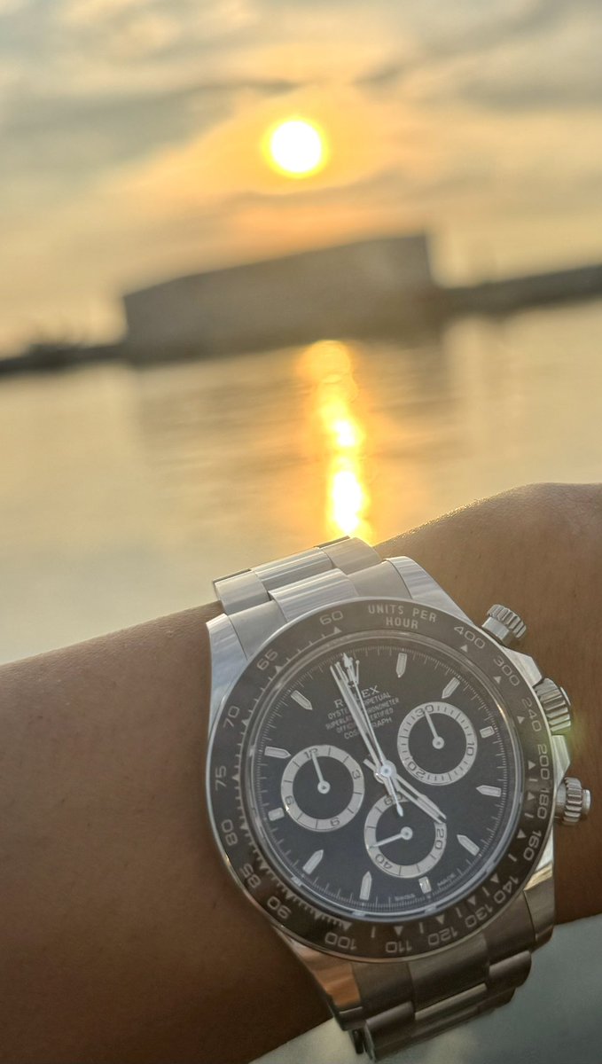 pipipi32651's tweet image. 雨上がりで夕焼けに照らされた海が凄く綺麗だったので
デイトナとの映え写真狙ってみたけど撮るのへたーw
夕焼けも海もデイトナも
ゆっくり眺めていると嫌な事忘れられるし前向きになれるよね😉
これからも頑張ろう😌