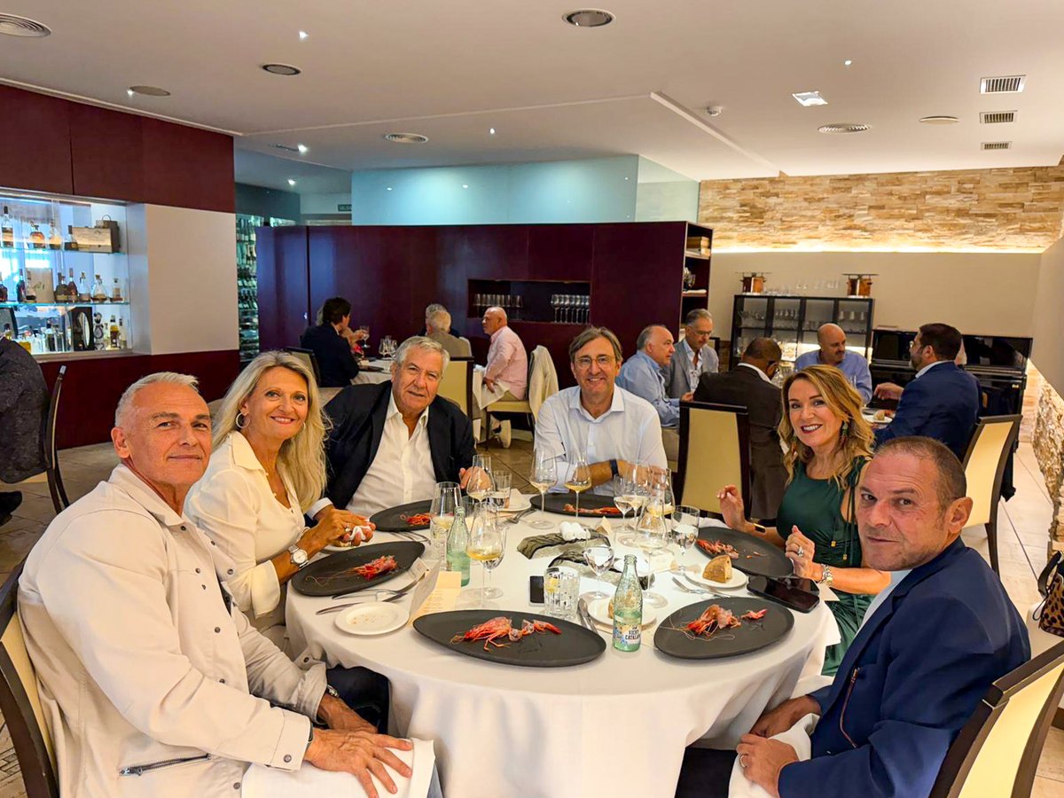 JDicoval's tweet photo. Colaboramos en esta comida exclusiva en #RestauranteRioja maridada con champagne #Krug, distribuido en exclusiva por #Dicoval, para un grupo de 12 comensales, junto a Xavier Monclús, Brand Ambassador de #MoëtHennessy. Un auténtico #eventogastronómico sin precedentes en #Valencia https://t.co/7KySCx9vvI