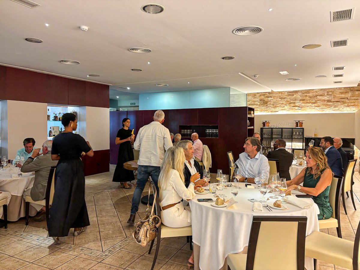 JDicoval's tweet photo. Colaboramos en esta comida exclusiva en #RestauranteRioja maridada con champagne #Krug, distribuido en exclusiva por #Dicoval, para un grupo de 12 comensales, junto a Xavier Monclús, Brand Ambassador de #MoëtHennessy. Un auténtico #eventogastronómico sin precedentes en #Valencia https://t.co/7KySCx9vvI
