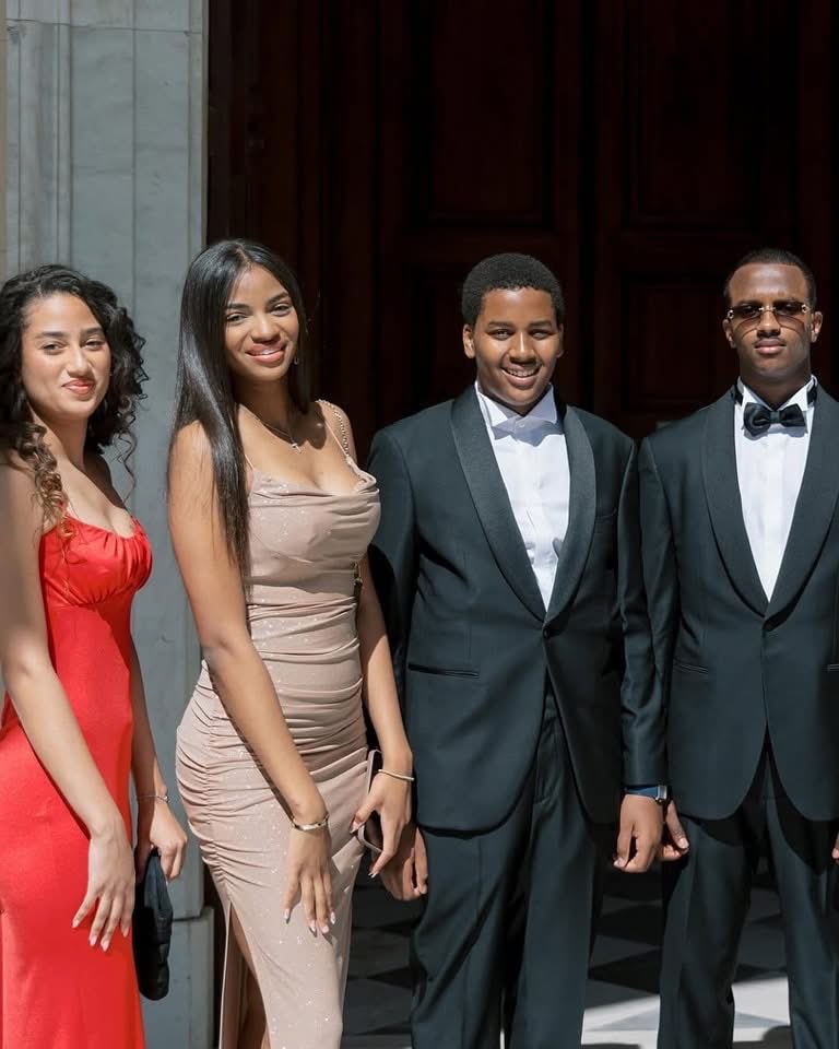 gisele_mulumba's tweet image. #RDC : On reconnaît une grande famille à la manière dont elle élève ses enfants.
Chez les Katumbi, la discrétion vaut plus que le luxe, et le respect plus que les apparences.

#SANS_GANTS🥊🥊