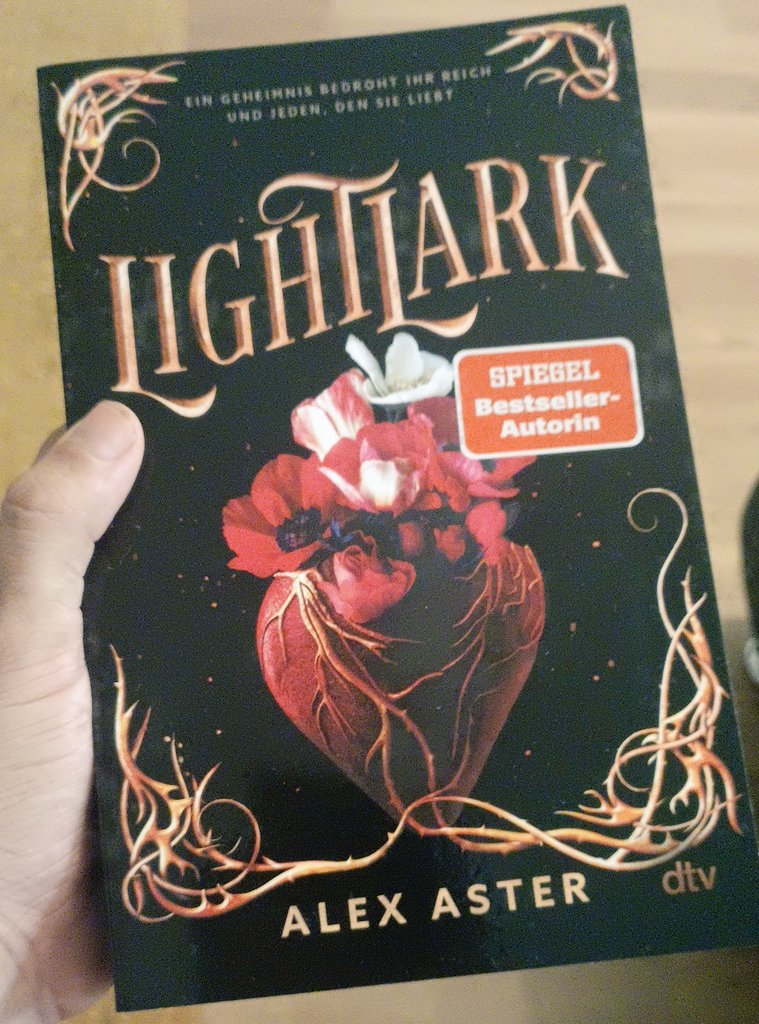 Forever78287861's tweet photo. #reading #lightlark
It's giving Mockingjay and Throne of Glass vibes and I can't wait to start reading it https://t.co/hlJ5zyQTkX