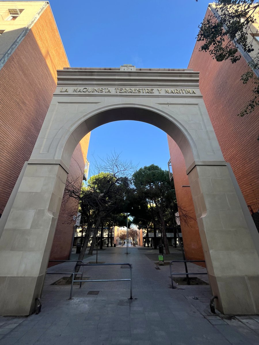 Bcnsingular's tweet image. Tres vestigis de l&apos;antiga fàbrica La Maquinista Terrestre y Marítima de quan l&apos;empresa metal·lúrgica tenia els tallers a la #Barceloneta: l&apos;arc d&apos;entrada, la xemeneia i el pont-grua