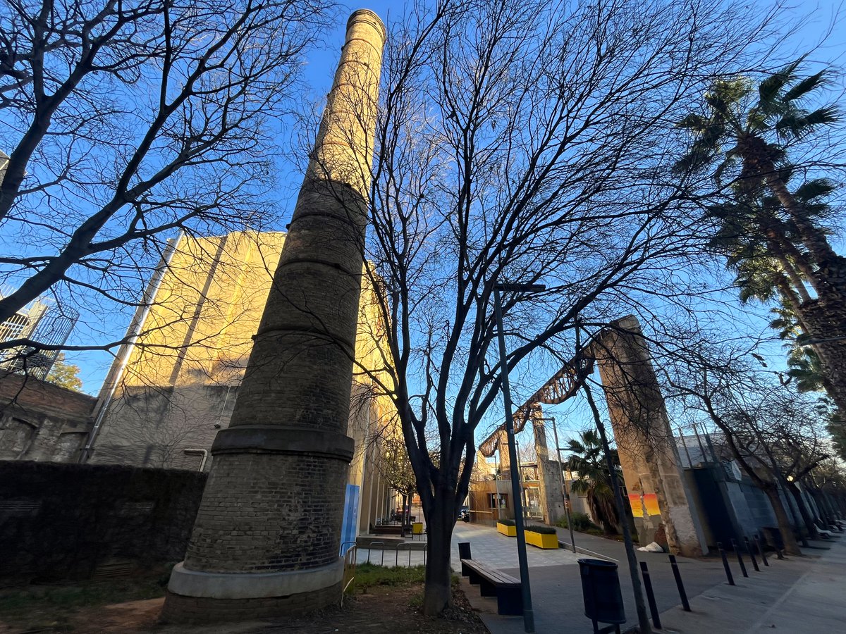 Bcnsingular's tweet image. Tres vestigis de l&apos;antiga fàbrica La Maquinista Terrestre y Marítima de quan l&apos;empresa metal·lúrgica tenia els tallers a la #Barceloneta: l&apos;arc d&apos;entrada, la xemeneia i el pont-grua