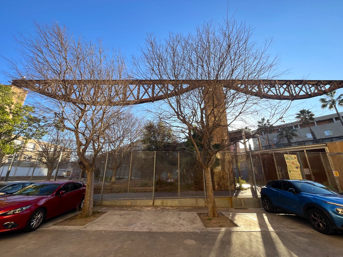 Bcnsingular's tweet image. Tres vestigis de l&apos;antiga fàbrica La Maquinista Terrestre y Marítima de quan l&apos;empresa metal·lúrgica tenia els tallers a la #Barceloneta: l&apos;arc d&apos;entrada, la xemeneia i el pont-grua