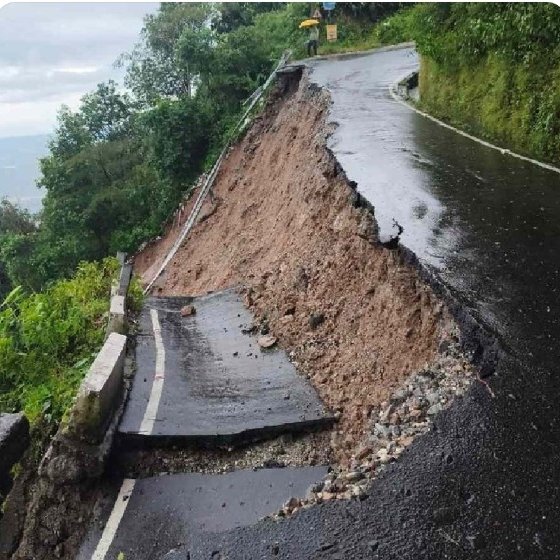 Iam_MKharaud's tweet image. 16 people have died amid the heavy rains and landslides in West Bengal&apos;s Darjeeling on Sunday. Furthermore, due to the excessive rainfall, an iron bridge also collapsed.

| BB SHOW MORE OF BASEER |
#Darjeeling #Landslide 
#BiharHealthcareCrisis