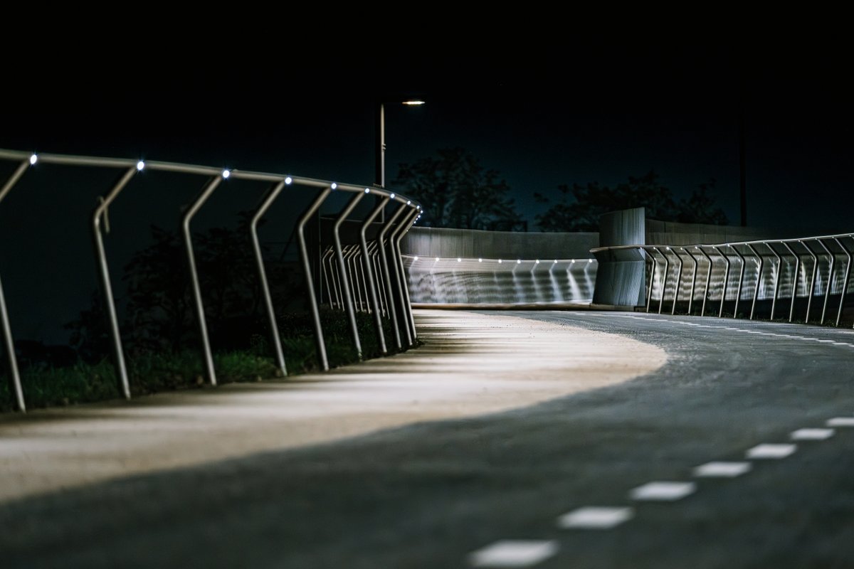 raphaelsoret's tweet photo. Qui a encore la nostalgie des néons des années 80 ? Les lampes à sodium disparaissent sur les routes, et les LED éclairent désormais nos nuits. https://t.co/9LEkCLOV2z