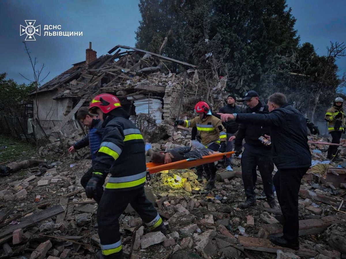 Een verschrikkelijke zondag in Oekraïne🇺🇦. Vannacht heeft rusland honderden drones en kruisraketten afgevuurd op steden in het hele land. Kyiv Dnipro Lviv Zaporizhzhia Chernihiv Vinnytsia Ivano-Frankivsk Kherson Kharkiv Odesa zijn aangevallen. Waar zijn de Tomahawks? #CloseTheSky