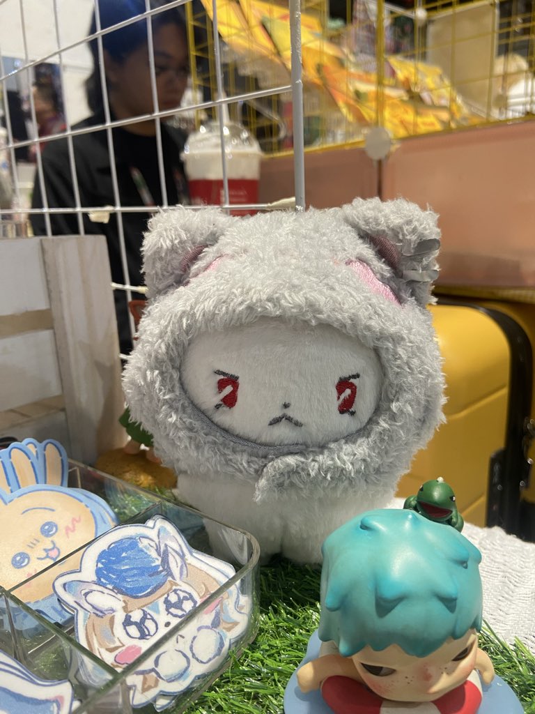 [LOST PLUSHIE]

HAS ANYONE SEEN MY
SON???!!!! ;A; He fell from my booth display and is MISSING ;A; if someone happens to have picked him up please return him to booth FG01 I AM CRASHING OUT 

#CosplayMania2025 
#FanfairatCosplayMania2025