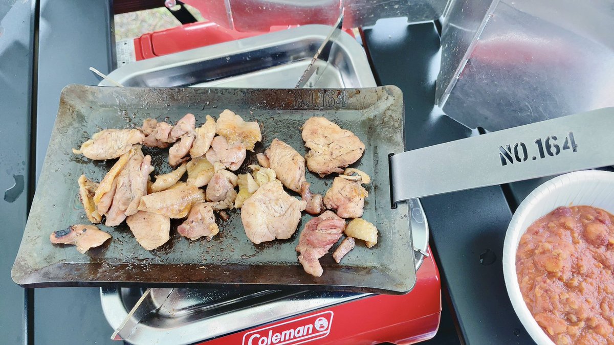 hanhan_mezzo's tweet image. 秋のパンダリーノキャンプメシごく一部
エシャロットの豚巻きとか洒落メニュー😳シメのおしるこも美味しかった😋
居場所は自治会テントの様相
雨で水が溜まってしまう対策や老朽化の雨漏りに難儀、雨さえ降らなきゃなぁ…
ウチはコテージ泊なので寝るのは楽させて貰いました
#pandarino #パンダリーノ