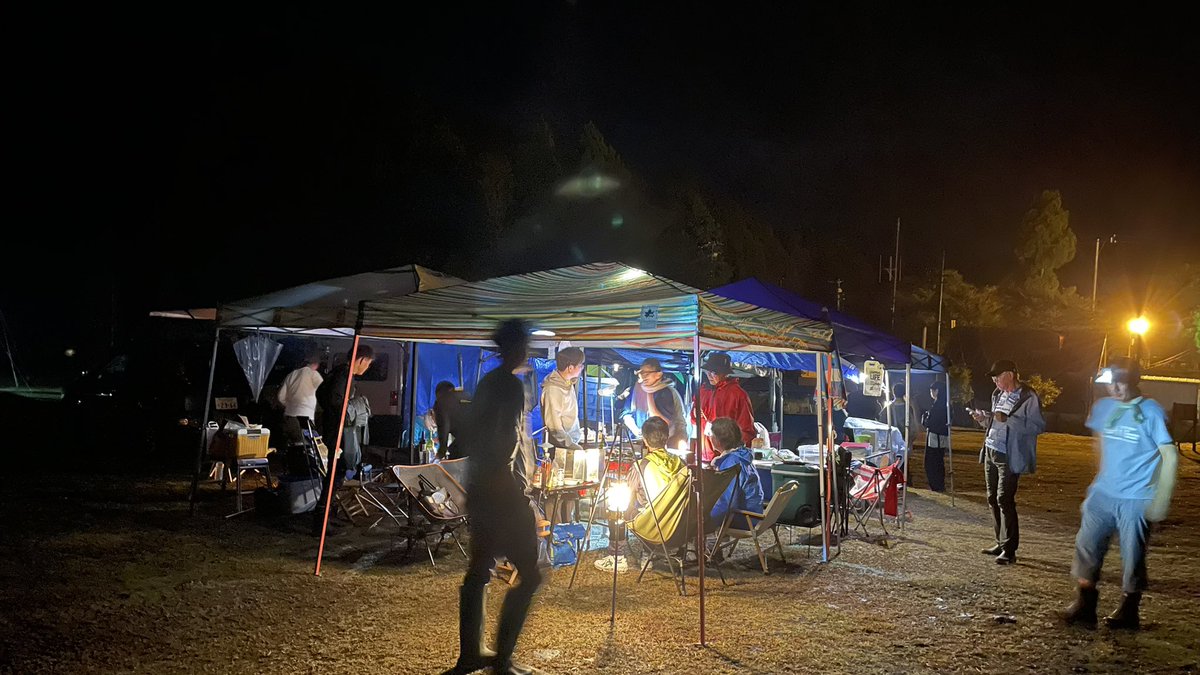 hanhan_mezzo's tweet image. 秋のパンダリーノキャンプメシごく一部
エシャロットの豚巻きとか洒落メニュー😳シメのおしるこも美味しかった😋
居場所は自治会テントの様相
雨で水が溜まってしまう対策や老朽化の雨漏りに難儀、雨さえ降らなきゃなぁ…
ウチはコテージ泊なので寝るのは楽させて貰いました
#pandarino #パンダリーノ