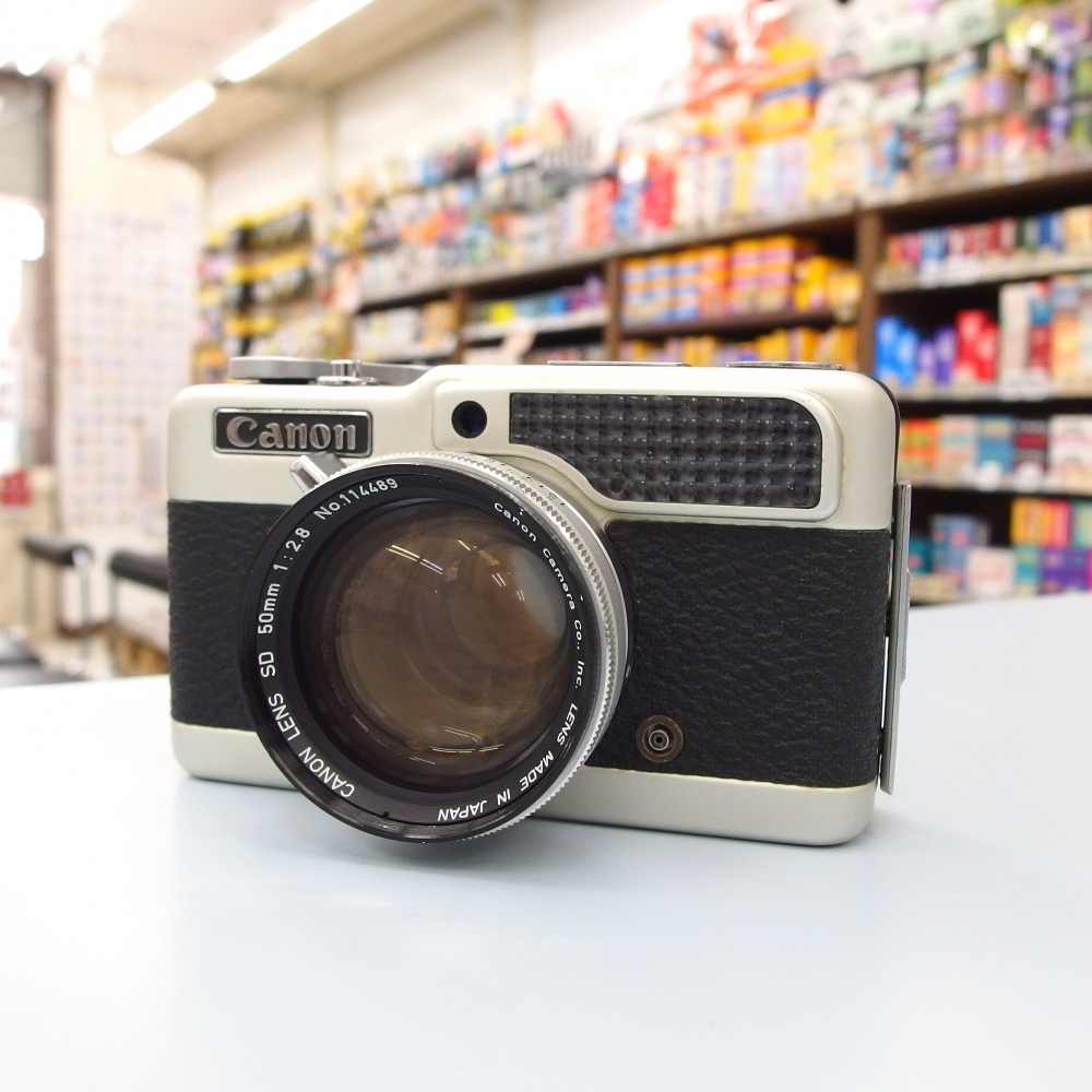 champcamera's tweet photo. 中古 #Canon #DemiC(整備済)¥23,000
By #たまプラーザ
1965年発売のハーフサイズフィルムカメラです。
ピントは被写体との距離を目測で合わせます。こちらの付属レンズは50mmですが、28mmの対応レンズがあれば交換可能。愛らしい、レトロで丸いフォルムも魅力的です!
#フィルムカメラ
https://t.co/RH8HnKKeEi