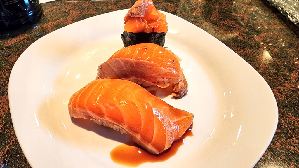 オープンしました！

今日もお寿司が旨そうな姿で待っております！

是非ご賞味くださいー