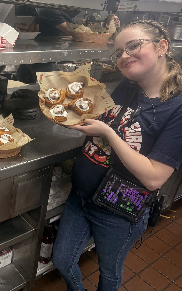 MissLady_LA's tweet photo. Cinnamon Roll day here at south Springs chilis #chilislove #southspringschilis #mountainregion #0470 https://t.co/ZaYyHT80ig