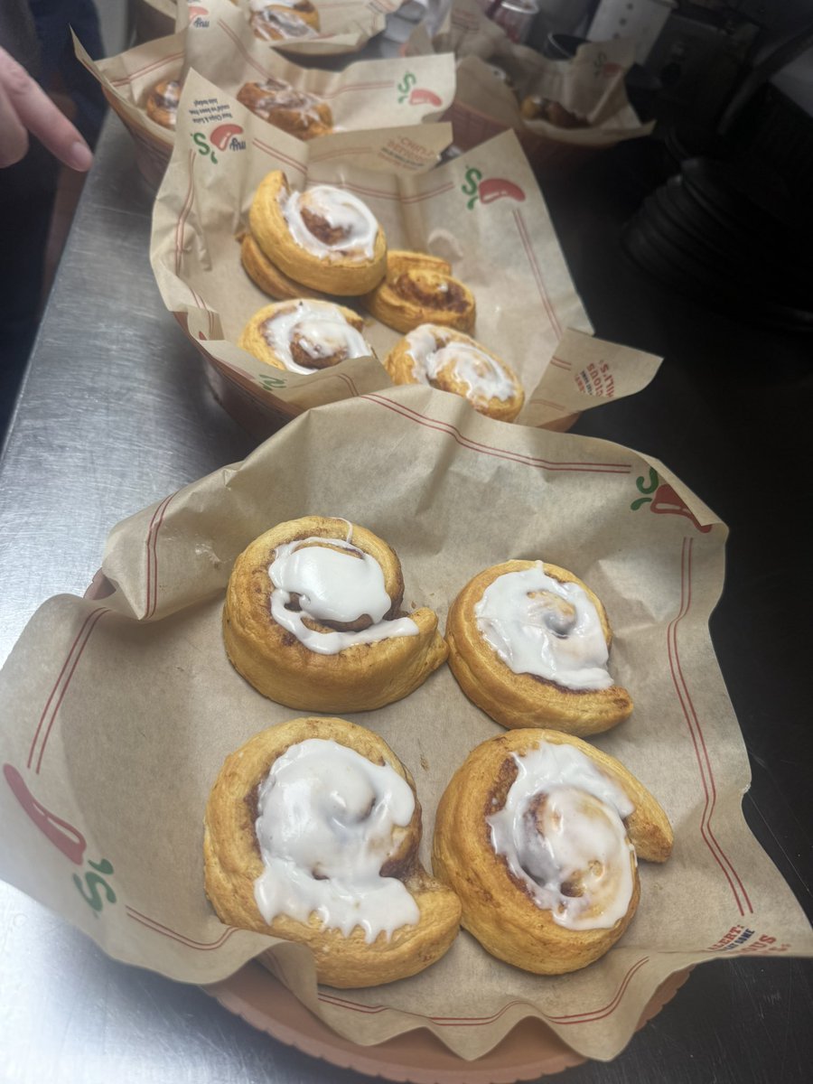 MissLady_LA's tweet photo. Cinnamon Roll day here at south Springs chilis #chilislove #southspringschilis #mountainregion #0470 https://t.co/ZaYyHT80ig