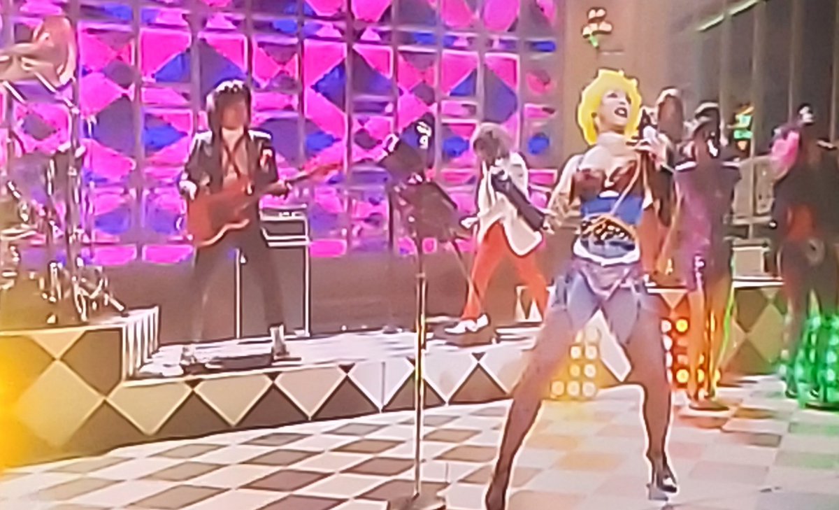 #SNL I haven't figured it out yet. I must be getting old. WTF was that? I know it wasn't music. It sounds like a poor animal caught in a trap. Please, somebody put it our of its misery. Or at least give it a decent pair of pants 🤪🤣🤦🏻‍♀️🤷‍♀️