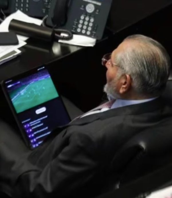 ¿A esto le llaman trabajar?

#VampiroHuevon