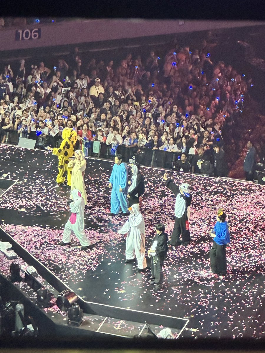 vante_jinnie's tweet photo. It’s been 13 years since I became a fan of Super Junior💙 and I’ll keep loving and supporting you until the very end💙 Happy 20th anniversary to my ahjussis!💙 Ahh it’s already my 6th time attending your concert, yet it still feels so new and exciting every single time🥹💙 https://t.co/r0fSqZQCLD