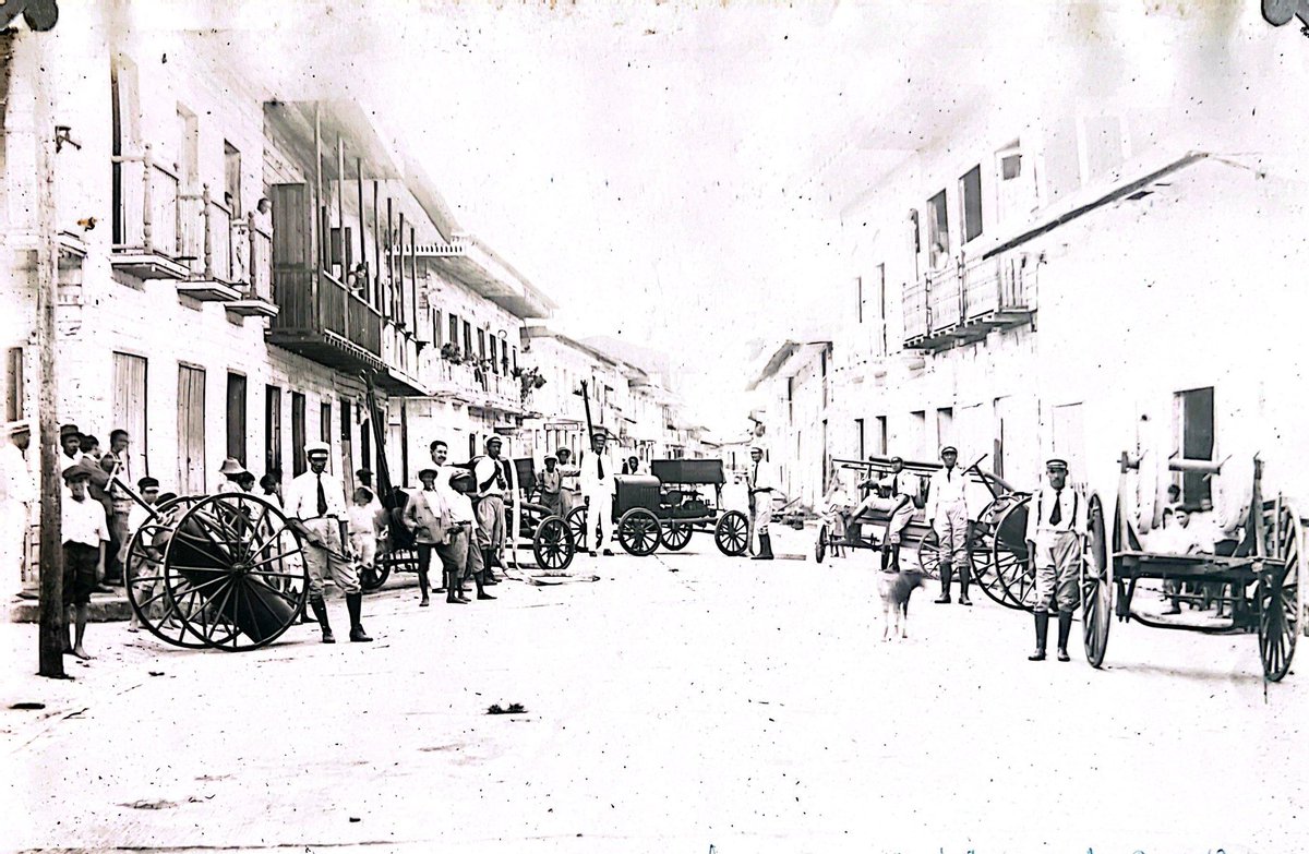 #HistoriaUrbana Primer Cuerpo de Bomberos de Quibdó 1926
De izquierda a derecha :Arcindo Arriaga, Ramón Lozano, Basilio Caicedo (Personero), Manuel A Porras, Miguel Rengifo "Cambarala", Catalino Córdoba, Luis Ernesto Hidalgo.
Foto :  Familia Scarpeta Quintana - Cali. <a href="/UTCH_/">Universidad Tecnológica del Chocó</a>