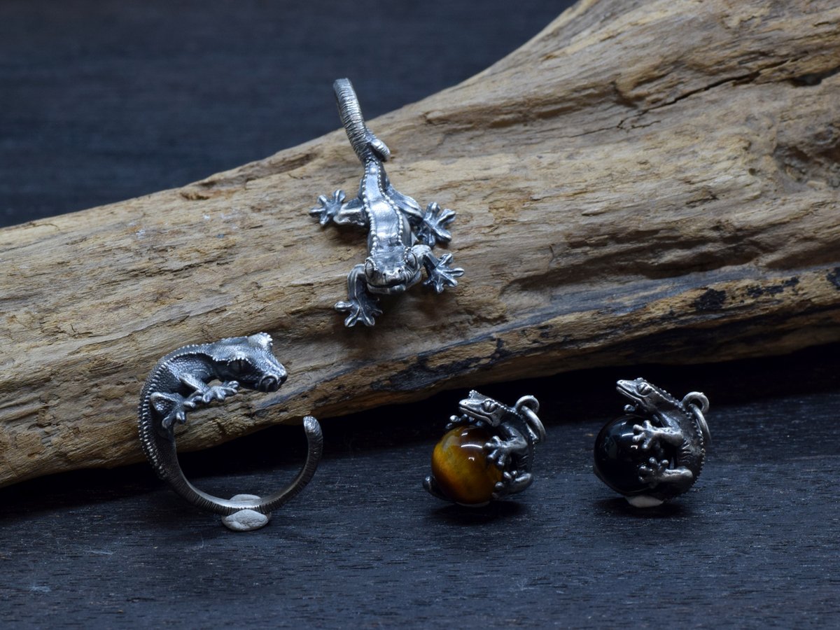 OutputJewelry's tweet photo. GIFUクラフトフェアお品書き。
クレスの作品もだいぶ充実してきました。
クレステッドゲッコーのリング、ペリドット。
クレス玉ペンダント、タイガーアイ、モリオン(黒水晶)

新作のクレステッドゲッコーのシルバーペンダントはイベント価格で1個16500円税込となります。
3個ご用意できました。

クレス玉ペンダントは他の天然石をセットしたタイプがあります。
ぜひイベントでご覧ください。

＃GIFUクラフトフェア
＃クレステッドゲッコー
