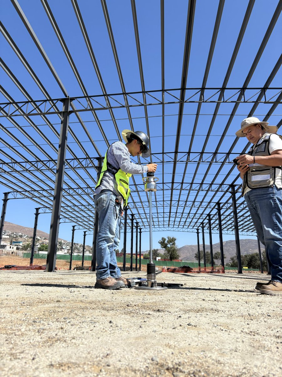saintloyal's tweet image. Realización de pruebas con deflectómetro de impacto ligero (LWD) en la valoración de la calidad de compactación de base hidráulica para piso de interiores de una nave industrial en Alamar, Tijuana, B.C.