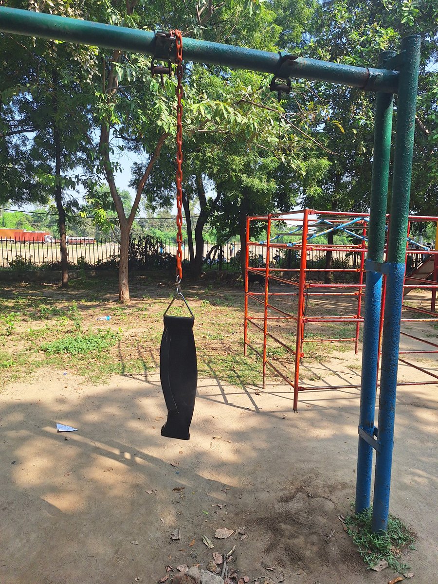 pardeeprathee03's tweet photo. @VipulGoelBJP @NavbharatTimes @DainikBhaskar फरीदाबाद के सबसे बड़े पार्क Town Park के झूले, टूटी घड़ी, करें पुकार, कहां हो 4 ईंजन की सरकार? मंत्री साहब के घर से 500 मीटर दूर ये हाल है तो बाकी छोटे छोटे पार्कों में क्या होगा? @KPGBJP @NayabSainiBJP https://t.co/wFG7mivF4I