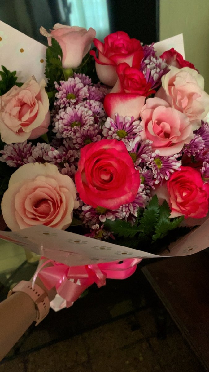 Amando las rosas que me regalo🥺