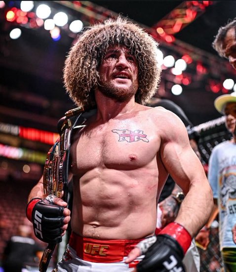 O maior peso-galo de todos os tempos.

Carismático, técnico e DIVERTIDO, mesmo com um jogo pragmático de quedas.

Merab Dvalishvili. The Machine.

Foda pra caralho.