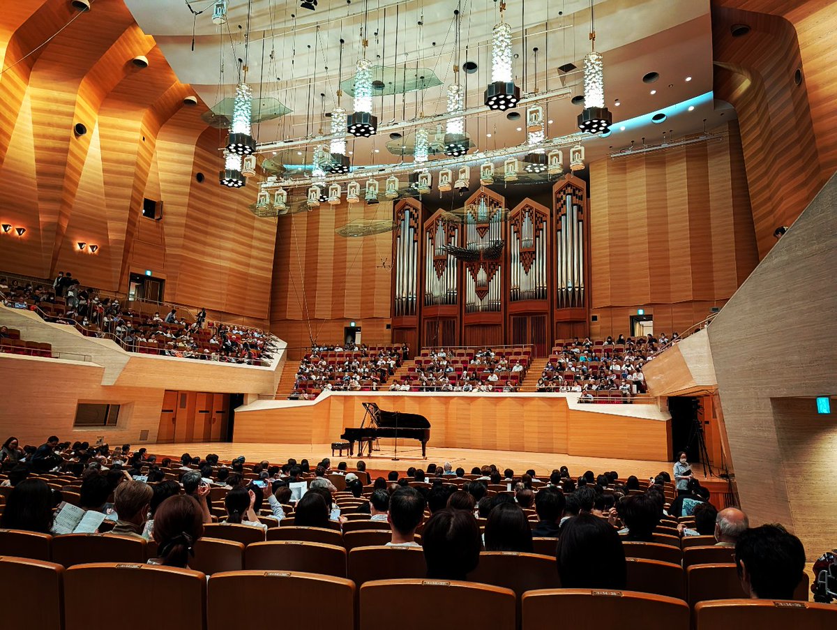 tateomif's tweet photo. 今日は、辻井伸行さんの公演でサントリーホールに来ております。
I went to a recital of Nobuyuki TSUJII at Suntory Hall today.
#NobuyukiTSUJII #辻井伸行 #piano #ピアノ #SuntoryHall #サン���リーホール #ARKCLASSICS #ARKクラシックス #ArkHillsMusicWeek https://t.co/Kn0UrRhrZT