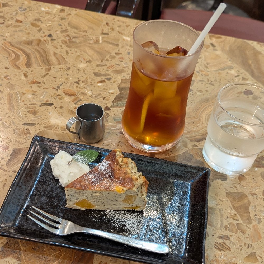 fukuhira0210's tweet photo. 久しぶりにいっぱい喋ってカロリーが不足しているので、デザート追加注文☆
桃のケーキ https://t.co/bt6GwgOE11