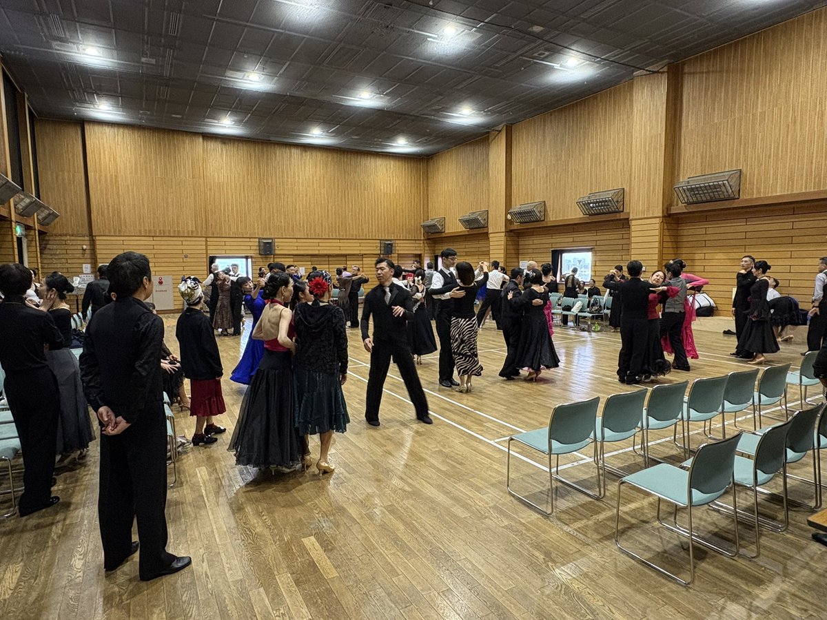 DanceCircleAct's tweet photo. 40〜60代の方のためのアクトダンスフェスティバル！
初心者の体験からトライアル、ダンス大会まで、色々なレベルの方が楽しめるイベントです。
今回は100名オーバーの方が参加中！ https://t.co/VgP6FLsd8v