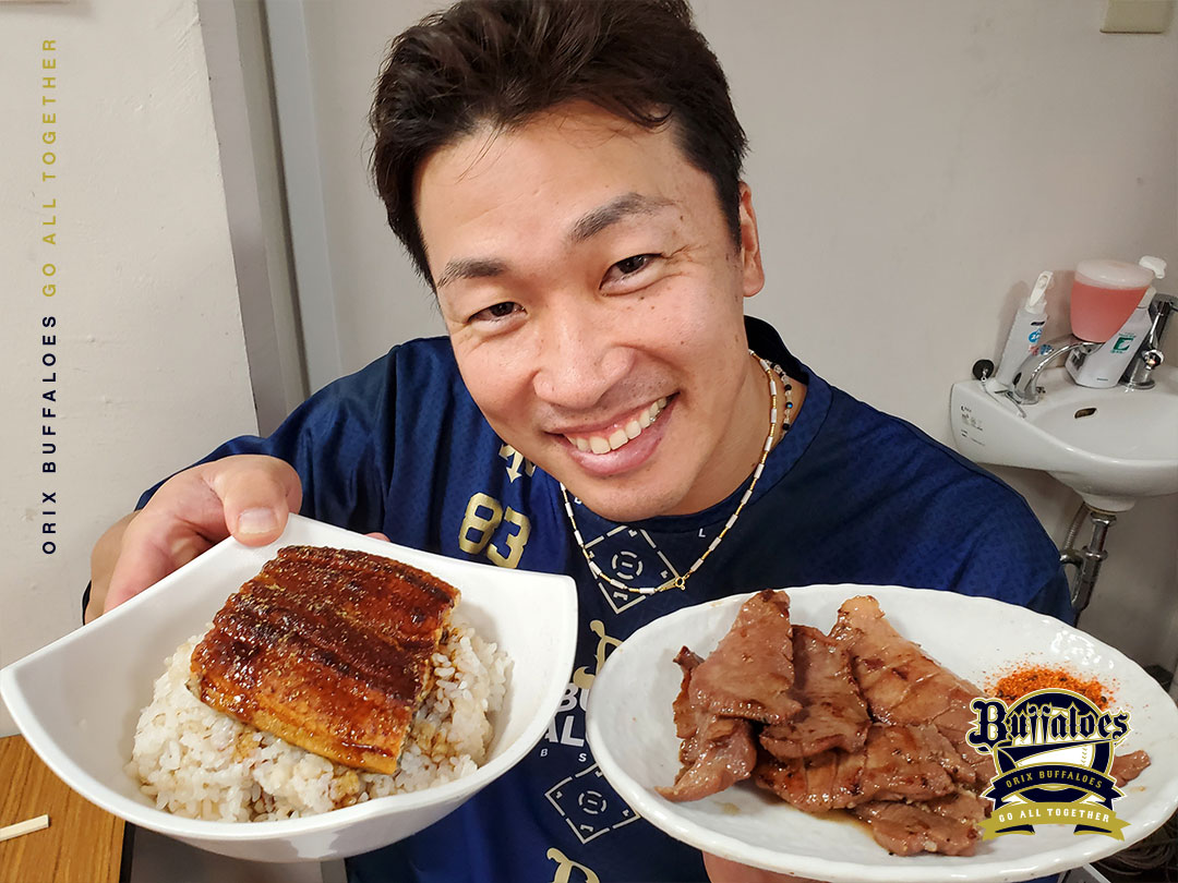 Orix_Buffaloes's tweet photo. #試合前のエネルギー補給
#もぐもぐタイム
#2025レギュラーシーズン最終戦
#山崎颯一郎
#才木海翔
#廣岡大志
#牛タン
#安達了一 コーチ
#うな丼
#お昼ごはん
#なぁに
#秋刀魚
#水本ヘッド
#最後まで熱く
#全員で勝つ！
#楽天モバイルパーク宮城
#Bs2025 https://t.co/BBiQiLzOks