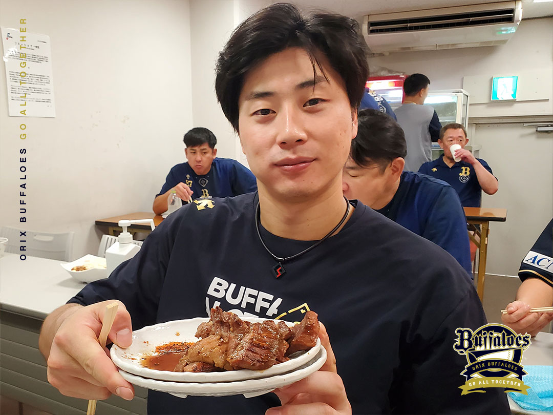 Orix_Buffaloes's tweet photo. #試合前のエネルギー補給
#もぐもぐタイム
#2025レギュラーシーズン最終戦
#山崎颯一郎
#才木海翔
#廣岡大志
#牛タン
#安達了一 コーチ
#うな丼
#お昼ごはん
#なぁに
#秋刀魚
#水本ヘッド
#最後まで熱く
#全員で勝つ！
#楽天モバイルパーク宮城
#Bs2025 https://t.co/BBiQiLzOks