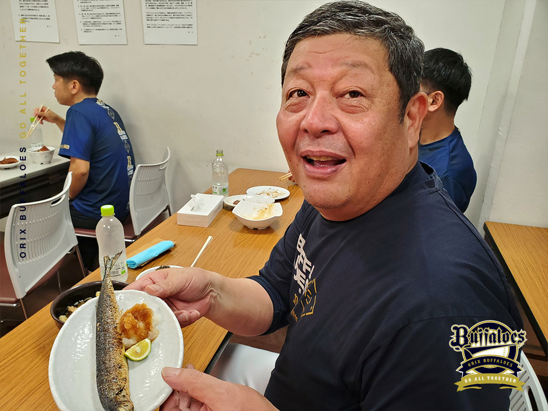 Orix_Buffaloes's tweet photo. #試合前のエネルギー補給
#もぐもぐタイム
#2025レギュラーシーズン最終戦
#山崎颯一郎
#才木海翔
#廣岡大志
#牛タン
#安達了一 コーチ
#うな丼
#お昼ごはん
#なぁに
#秋刀魚
#水本ヘッド
#最後まで熱く
#全員で勝つ！
#楽天モバイルパーク宮城
#Bs2025 https://t.co/BBiQiLzOks