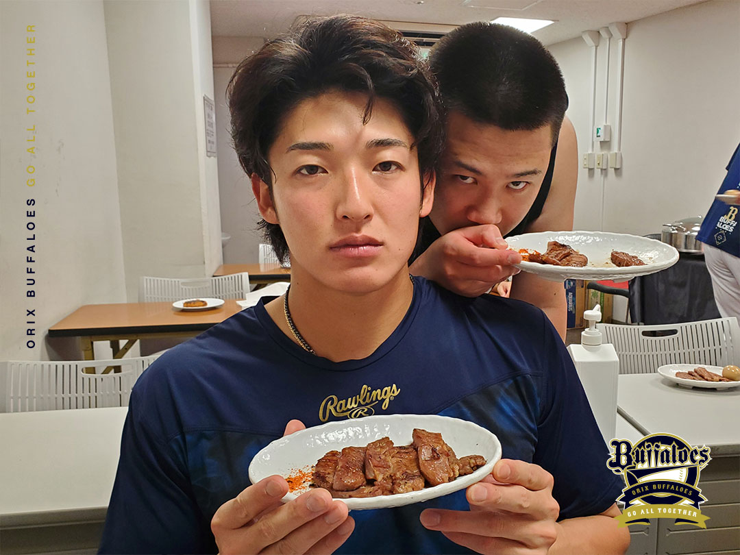 Orix_Buffaloes's tweet photo. #試合前のエネルギー補給
#もぐもぐタイム
#2025レギュラーシーズン最終戦
#山崎颯一郎
#才木海翔
#廣岡大志
#牛タン
#安達了一 コーチ
#うな丼
#お昼ごはん
#なぁに
#秋刀魚
#水本ヘッド
#最後まで熱く
#全員で勝つ！
#楽天モバイルパーク宮城
#Bs2025 https://t.co/BBiQiLzOks