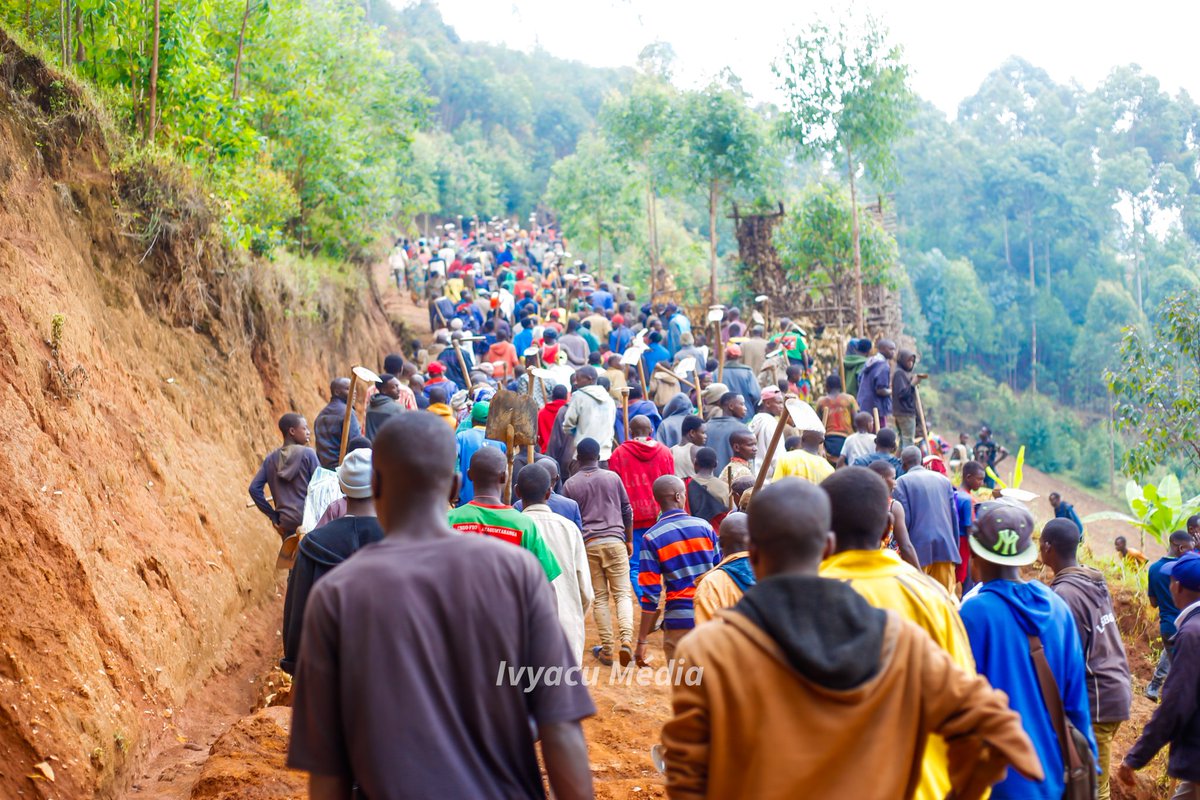 CommuneIsare's tweet photo. #Burundi Musitanteri wa komine #Isare ari kumwe n'imvukira barifadikanije n'abenegihugu bo ku mitumba ya #Kavya na #Gatebe zone #Kirama mubikorwa rusangi vyo gusibura amabarabara y'imigenderanire n'imikobeko kur'iyo mitumba. 4/10/2025
@Bujaprov2025 @MininterInfosBi https://t.co/9G8UrdpqVd